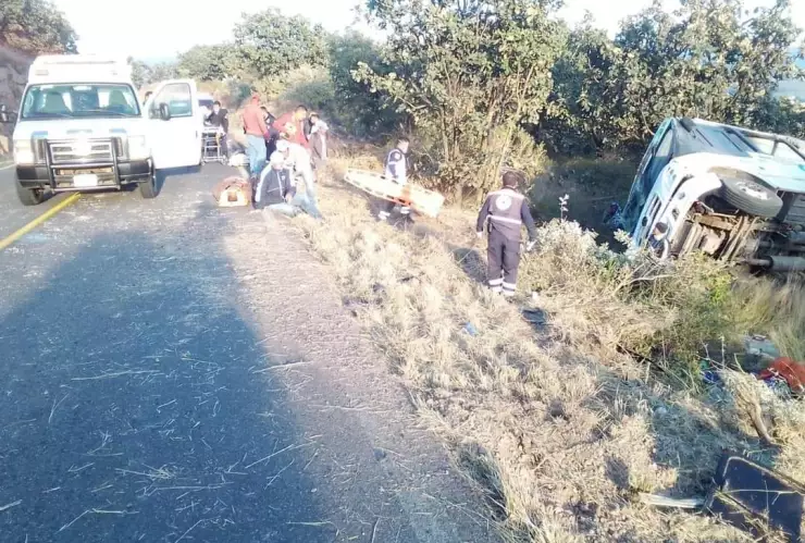 Vuelca camión en los límites de Guanajuato y Jalisco