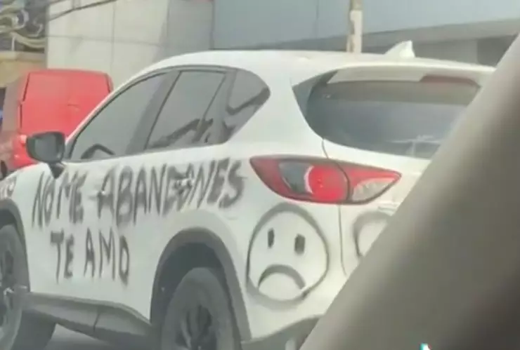 Raya el carro de su novio con una frase