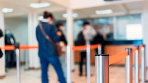 Detienen a cajera que robó dinero a clientes en Monterrey