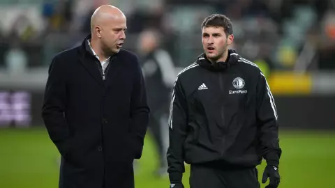 Santiago Giménez sale lesionado del encuentro ante Shakhtar