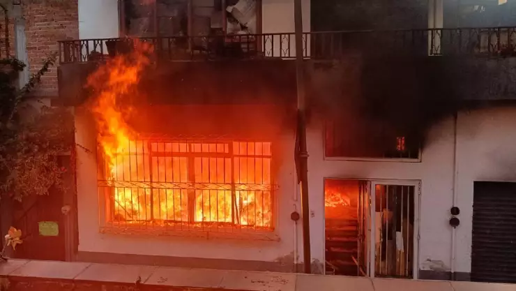 ¡Quedó atrapado! Rescatan a hombre con quemaduras por incendio en su vivienda, en Orizaba