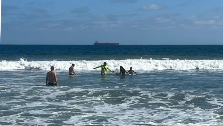 Jóvenes rescatados en el mar de Manzanillo Colima