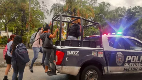 Ante las lluvias en Cancún hoy 18 de junio, ciudadanos reciben apoyo de las autoridades