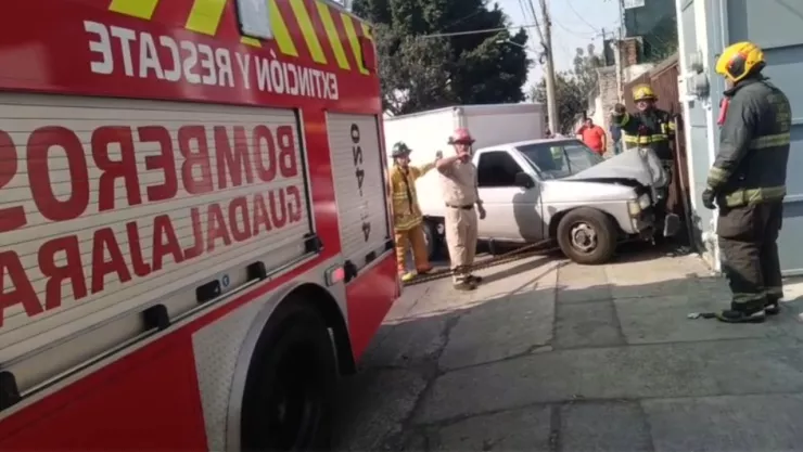 VIDEO | Hombre sufre convulsiones al manejar e impacta contra una cochera en la colonia Belisario Domínguez