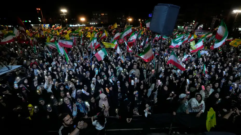 Manifestantes ondean banderas iraníes en Teherán, Irán