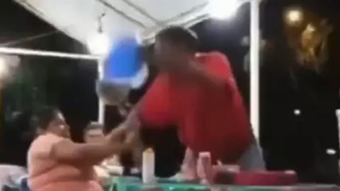 Pareja se pelea en taquería.jpg