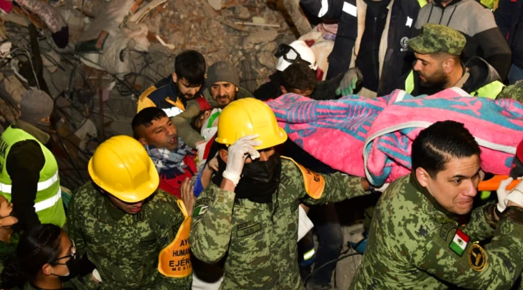 Sedena rescata con vida a una persona tras sismos en Turquía y Siria