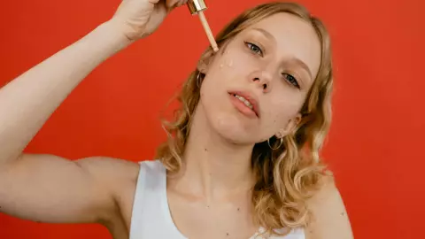 Aplicar primer sella poros antes de la base ayudará a disminuir el relieve