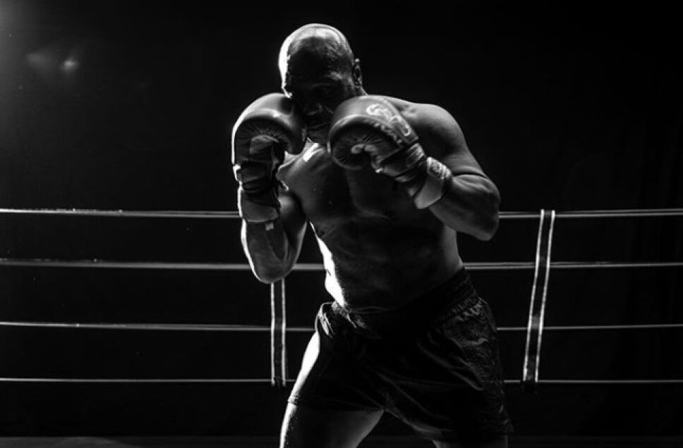 Mike Tyson vs Roy Jones Jr.