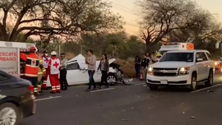 Dos muertos tras aparatoso accidente entre un carro y un tráiler en la Carretera 45 Sur