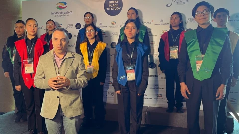 alumnos de plantel azteca participando en Educational Excellence Conference 2026; al frente, Antonio Domínguez Sagols, director general de Fundación Azteca