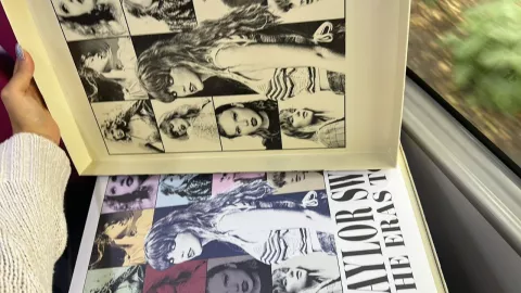 Caja que contiene la merchandising oficial del Eras Tour de Taylor Swift