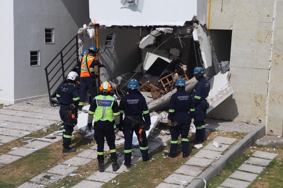 Alejandro Vázquez Mellado, coordinador de Protección Civil de El Marqués, Querétaro, señaló que la explosión ocurrió por una posible acumulación de gas en una vivienda.