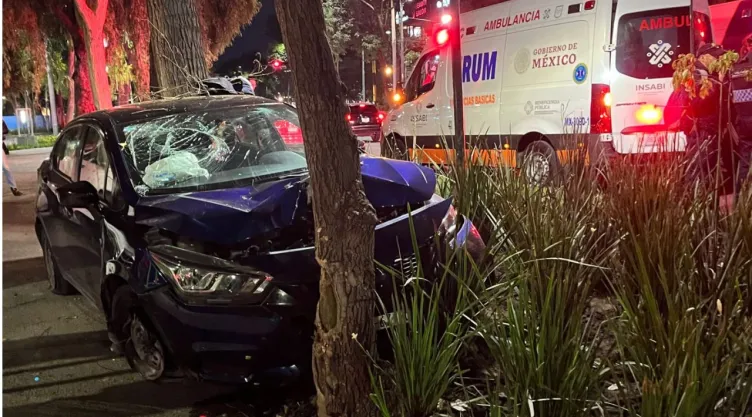 CDMX: Un auto se estrelló sobre el camellón de Canal de Miramontes durante la madrugada