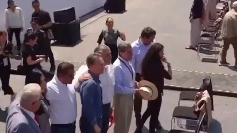 Sheinbaum ignorada en zócalo