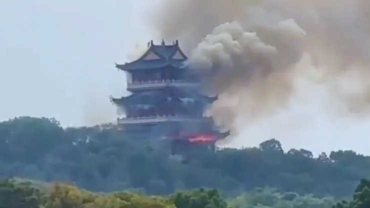 Un incendio consumió el pabellón Wenchang del templo Yongqing, en Zhangjiagang, provincia de Jiangsu, China