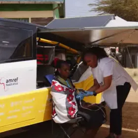 Ambulancia solar Stella Juva recorre varios kilómetros en Kenia sin usar combustible