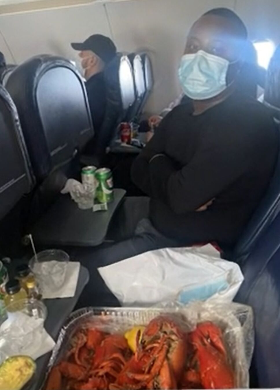 Arman cena de mariscos en pleno vuelo a Las Vegas.