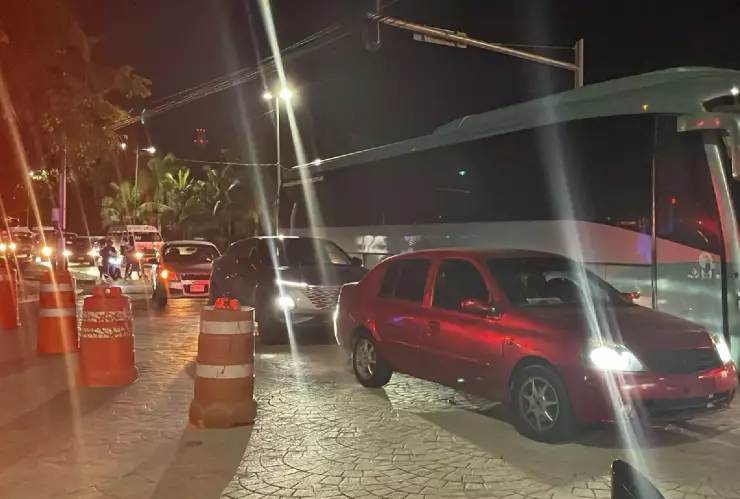 Última Hora_ Reportan Tráfico pesado en avenida Tulum la noche de este lunes en Cancún