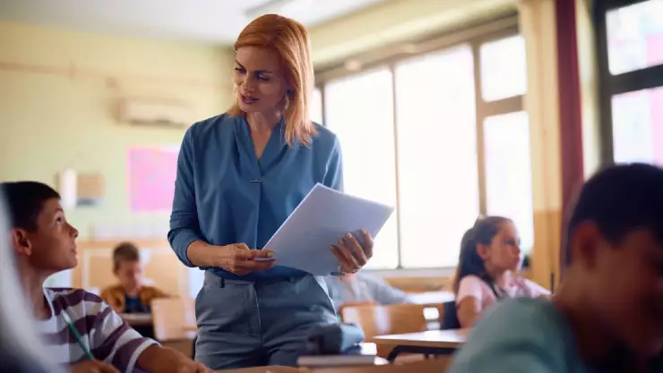 una maestra apasionada por su trabajo educa a sus alunmos