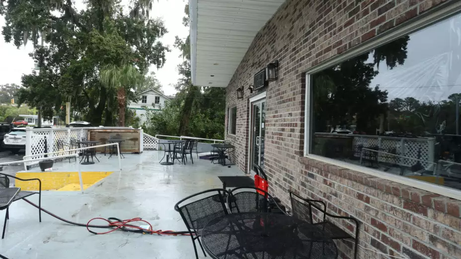 Exterior de Willie’s Bar and Grill en la Isla Sta. Helena, Carolina del Sur