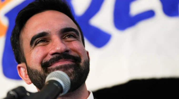 Zohran Mamdani avanza hacia la alcaldía de Nueva York al ganar las primarias del Partido Demócrata con una plataforma social fuerte.