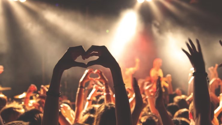 Video: Mujer acepta salir con su compañero de trabajo y despierta con la mandíbula rota