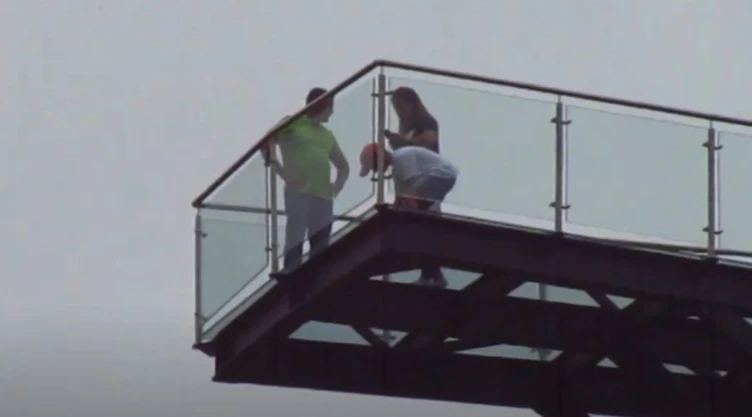 ¡Por un descuido! Niño cae desde mirador de cristal en Atlixco, Puebla