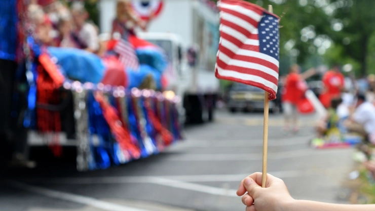 Una bandera de Estados Unidos flameando en un festival