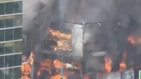 Incendio en tienda de muebles en Beitun Taichung moviliza bomberos; fuego afectó varios comercios