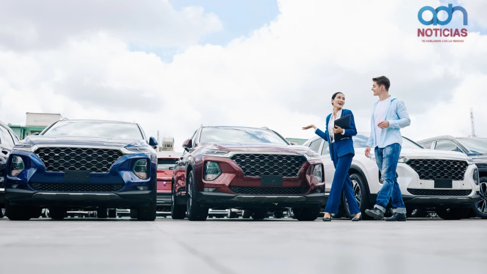 Autos nuevos en un concesionario