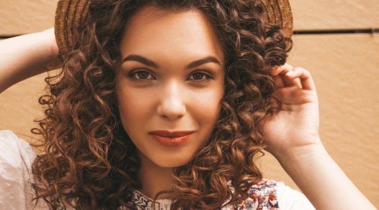 /estilo-de-vida/6-peinados-pelo-rizado-cabello-corto-largo