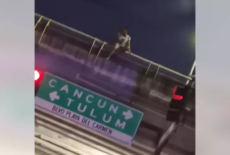 VIDEO: ¡Momento de angustia! Mujer intenta lanzarse del puente en Playa del Carmen