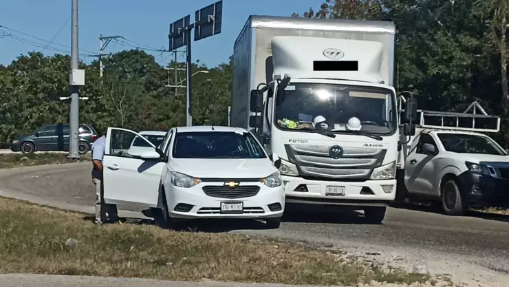 Fuerte accidente en la Mérida-Tetiz provoca denso tráfico en la zona