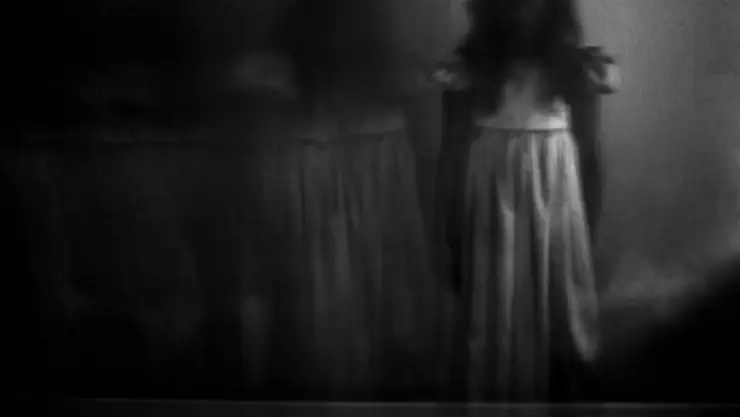 NIÑA FANTASMA