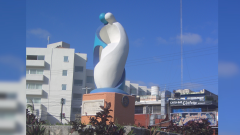 Azteca Quintana Roo Monumento a la madre el bolillo Cancún.jpg