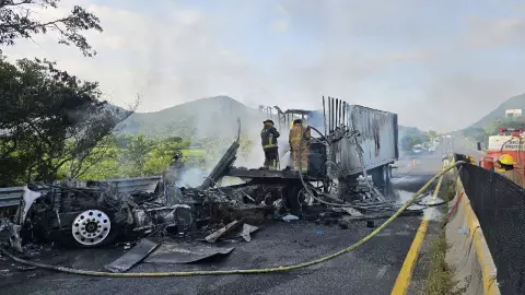 Incendio de un vehículo de carga en la Autopista Del Sol, cerca del poblado del Ocotito hoy, 12 de julio de 2025