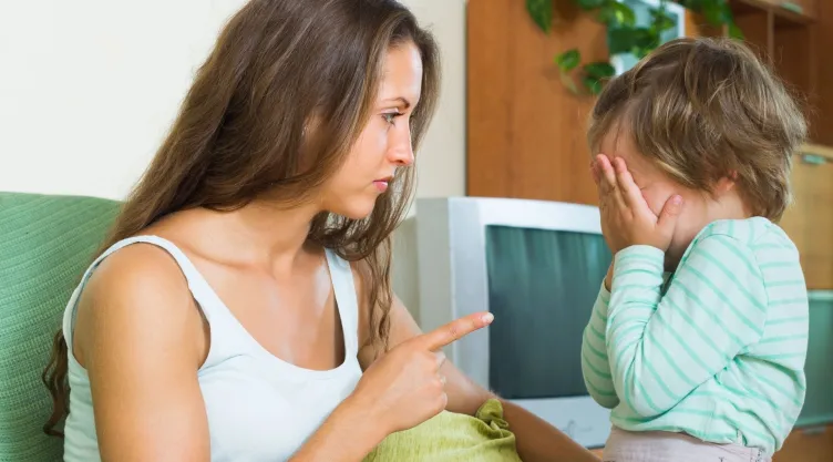 Las 3 frases que logran calmar cualquier berrinche o rabieta de un niño, según una experta