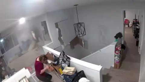 Cae roca sobre vivienda en Hawai.