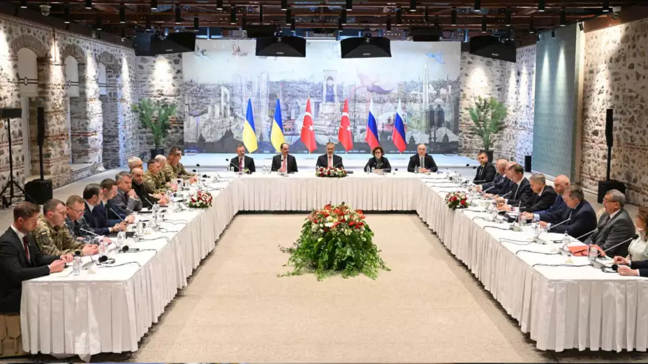 Delegaciones rusa y ucraniana en el palacio de Dolmabache, en Turquía.