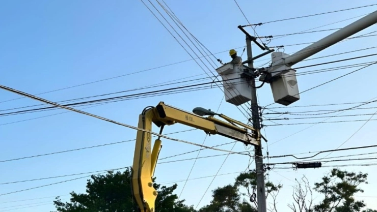Apagón programado afectará a miles en Yucatán: Conoce la fecha, horario y zonas con corte de luz. En la imagen se observa a un trabajador de la Comisión Federal de Electricidad (CFE) durante un apagón masivo en la Península de Yucatán.