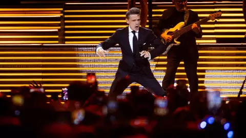 Luis Miguel sufrió una aparatosa caída en la Arena CDMX.