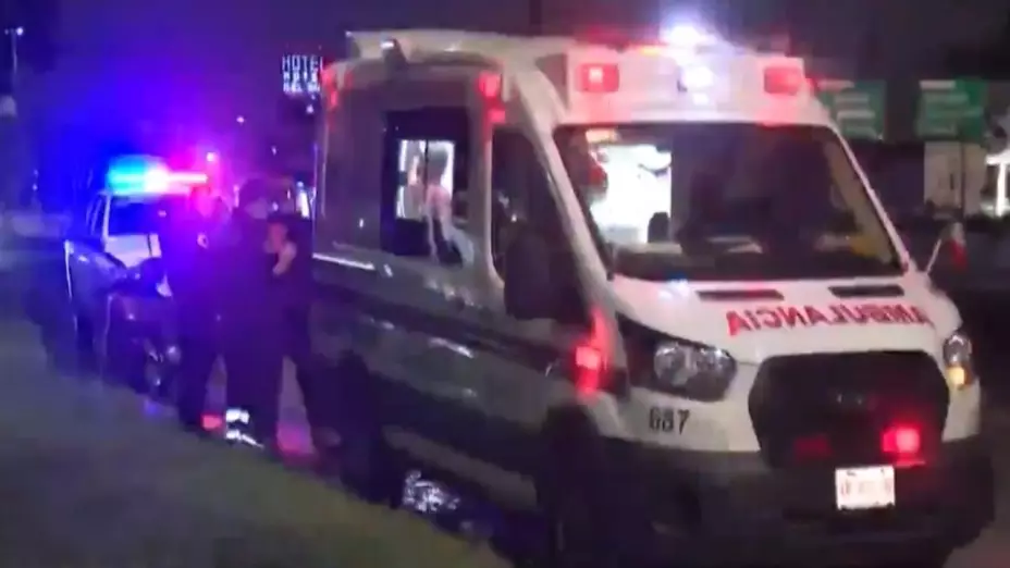 VIDEO Motociclista sale disparado tras aparatoso accidente por esquivar bache en Iztapalapa Mientras Dormía. En la imagen se observa un fuerte operativo de los cuerpos de emergencia.