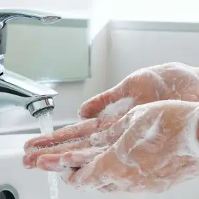 Higiene de manos con agua y jabón.