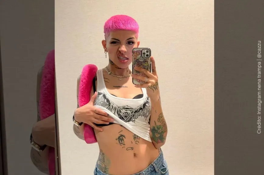 Cazzu cabello rosa.jpg