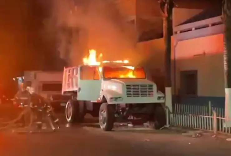 Se incendia camion de volteo.jpg