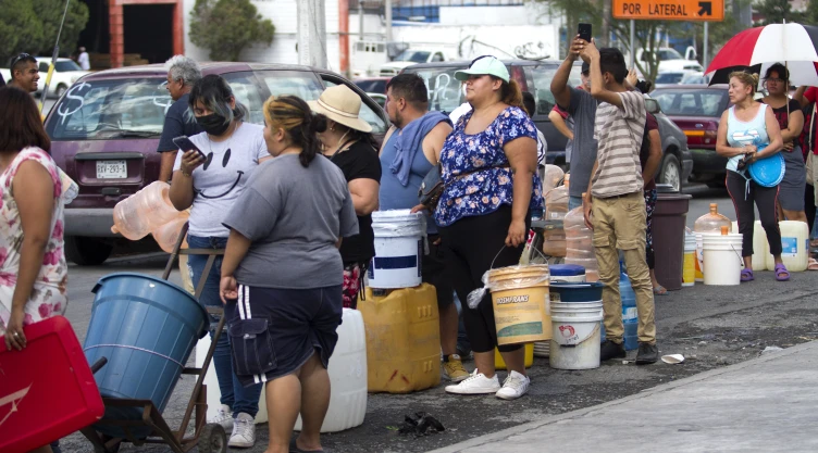 Los cortes de agua programados por Agua y Drenaje aunado a una mega fuga en los ductos de extracción de la presa del Cuchillo el fin de semana provocaron que el 50% de la población se quedara sin agua al menos tres días. Pipas de agua de la comisión de Agua y Drenaje abastece a colonias de la zona metropolitana de Monterrey.