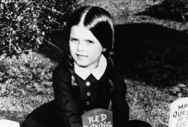 Lisa Loring, primera actriz en interpretar el papel de Merlina o Wednesday de “Los Locos Addams”.