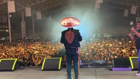 Abuelito canta sin público en Zacatecas; internet hace su magia