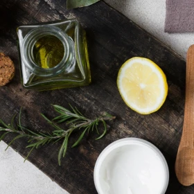 /estilo-de-vida/beneficios-hervir-romero-albahaca-cascara-limón-casa